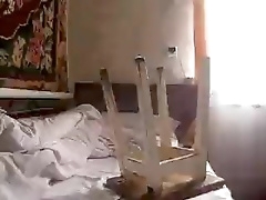 Девушка занимается сексом со стулом