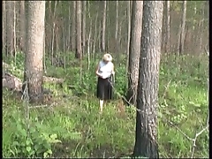 Парень дико трахает свою зрелую самочку в зеленом лесу