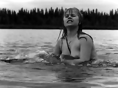 Девушки с красивой грудью купаются в речке