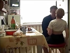 Красивая девушка трахается с парнем на кухне