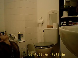 Реальная мастурбация в ванной попалась на скрытую камеру
